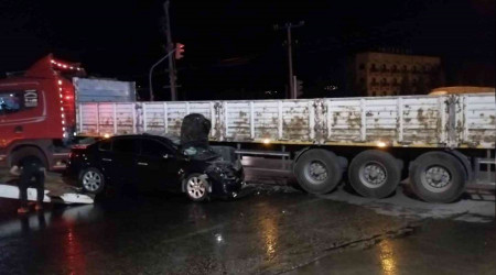 Manisa'da tr ile otomobil arpt: Otomobilde bulunan 6 kii lmden dnd