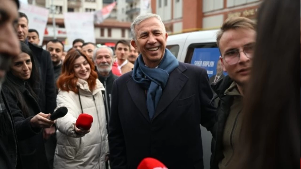 Mansur Yavaş, şeffaflık konusunda da bütün Türkiye'ye emsal olacaklarını vurgulayarak, Kızılcahamam ve Ankara'da grup yollarının tamamını sıcak asfaltla buluşturacaklarını müjdeledi