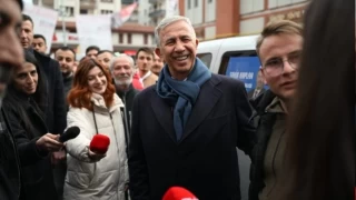 Mansur Yavaş, şeffaflık konusunda da bütün Türkiye'ye emsal olacaklarını vurgulayarak, Kızılcahamam ve Ankara'da grup yollarının tamamını sıcak asfaltla buluşturacaklarını müjdeledi