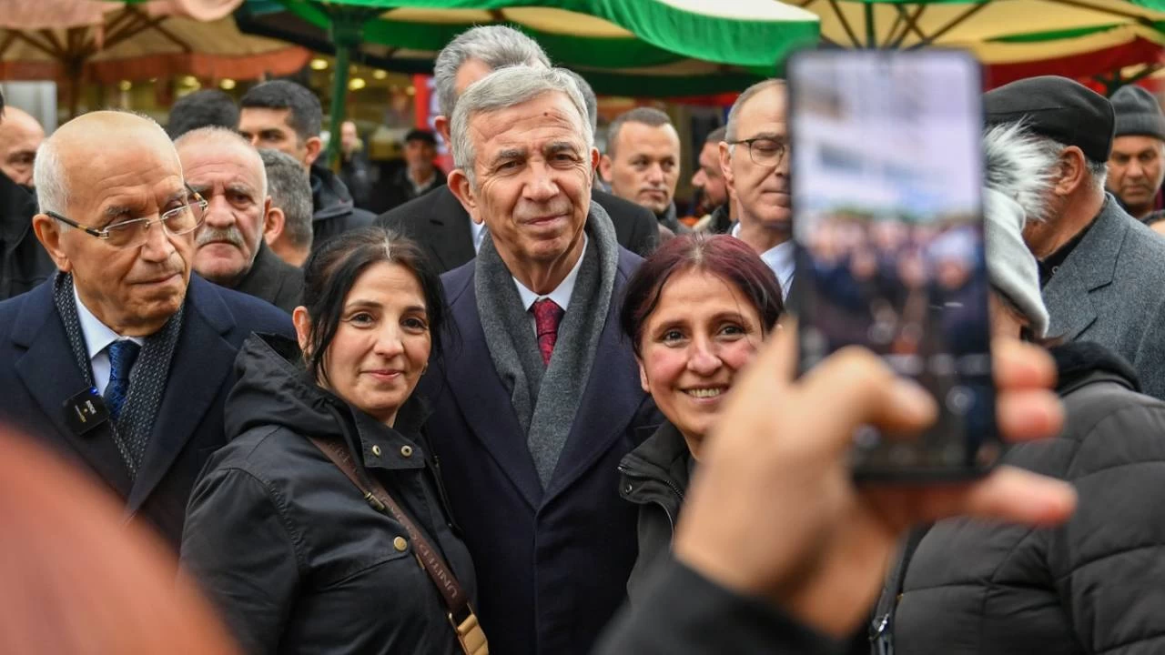 Mansur Yavaş'a Şentepe pazarında yoğun ilgi: İnşallah kazanacaksınız