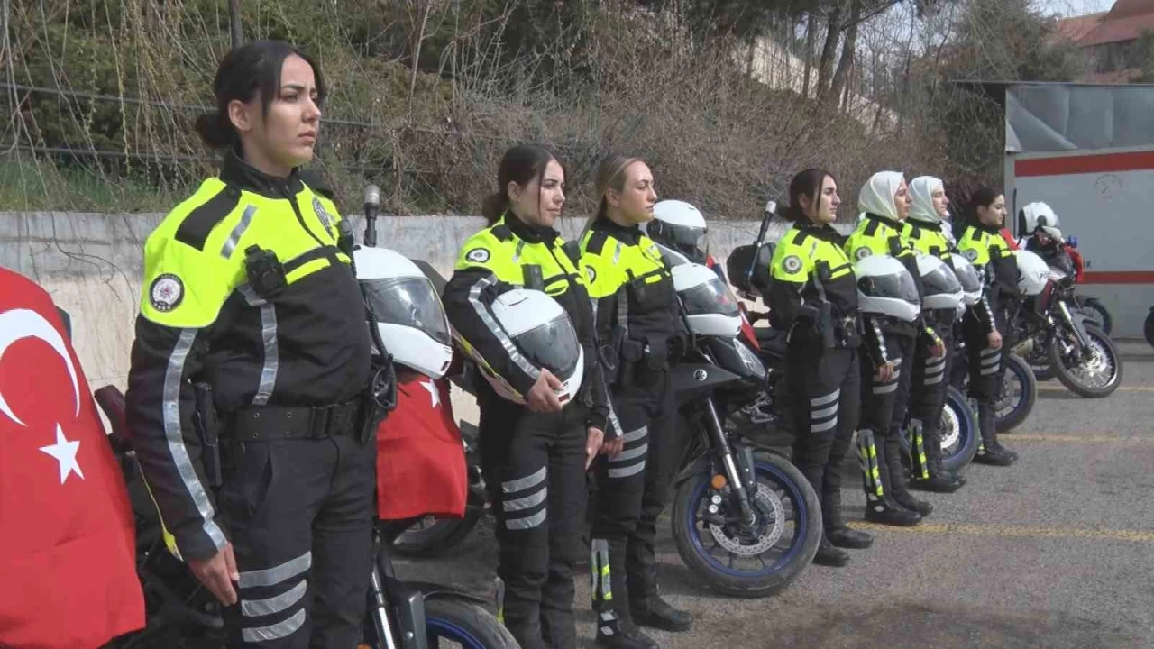Motosikletli kadn polisler 8 Mart'ta grev banda