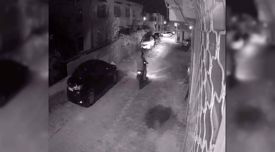 Muhtarın aracı kurşunlandı