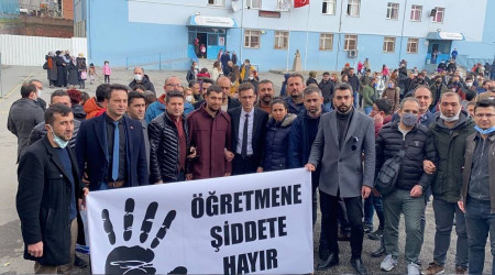 Öğrencilerin gözü önünde öğretmeni darp etti