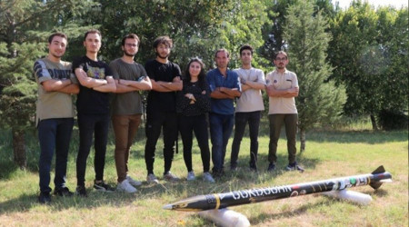 Öğrencilerin tasarladığı roket, başarıyla fırlatıldı