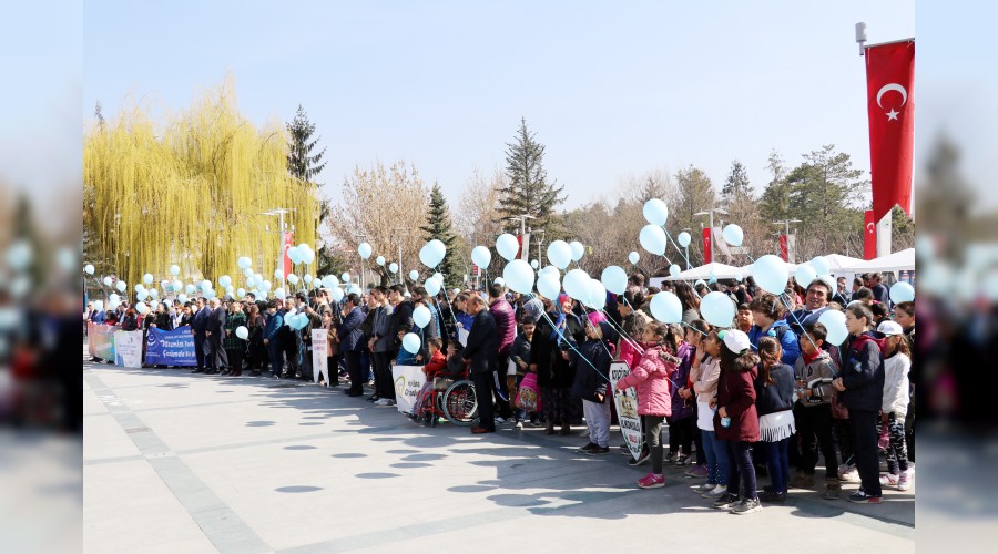 Otizmlilerden gökyüzüne renkli balonlar