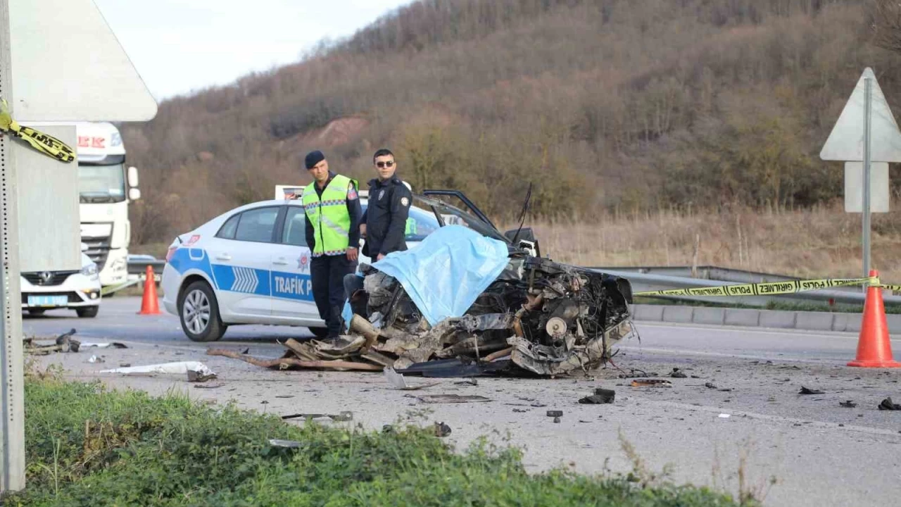 Otobüsle kafa kafaya çarpışan otomobil parçalara ayrıldı: 2 ölü, 3 yaralı