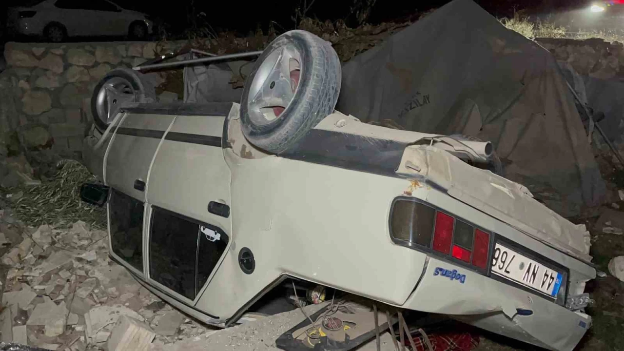 Otomobil bahçeye uçtu: Yaralılar müdahale sonrası olay yerinden kaçtı