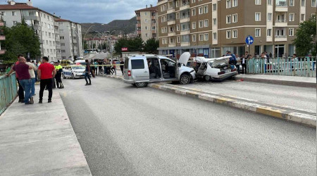 Otomobil ile hafif ticari araç çarpıştı