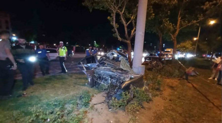 Otomobil ile makas atarken ağaca çarptı