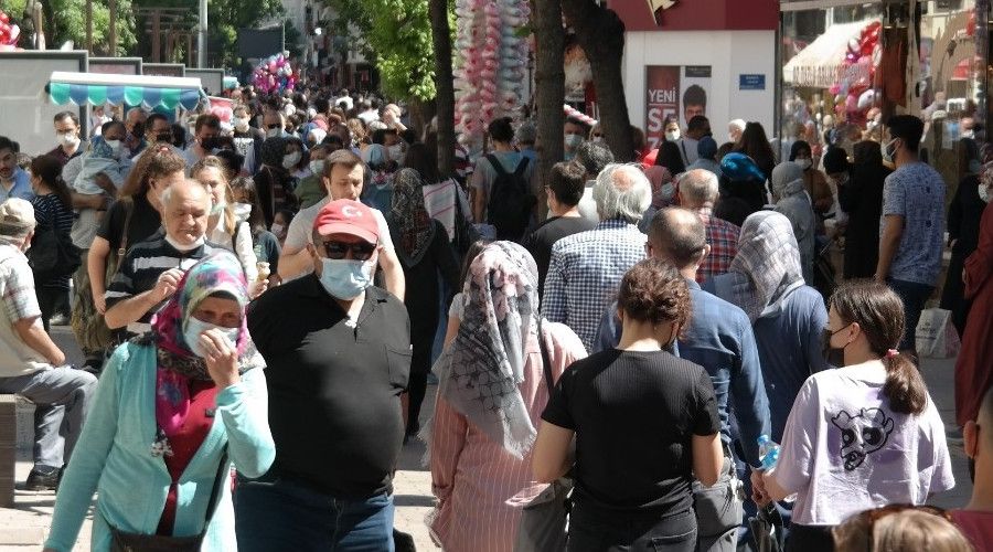 Pandemi yokmuşçasına çarşıya akın ettiler