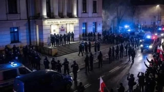 Polonya'da Anayasa Mahkemesi polis ablukasına alınınca, Cumhurbaşkanı uçağını yarı yoldan döndürdü