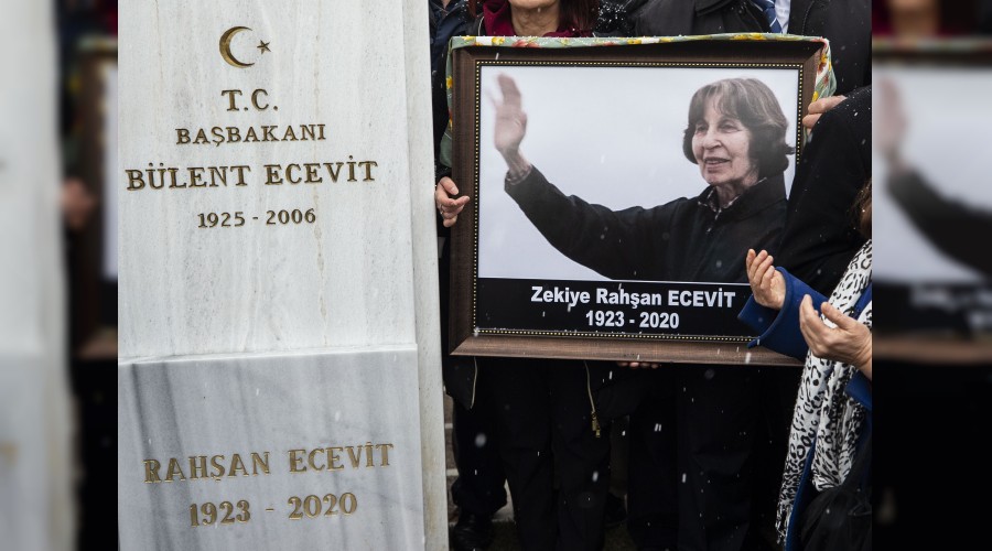 Rahşan Hanım Ecevit ile yan yana