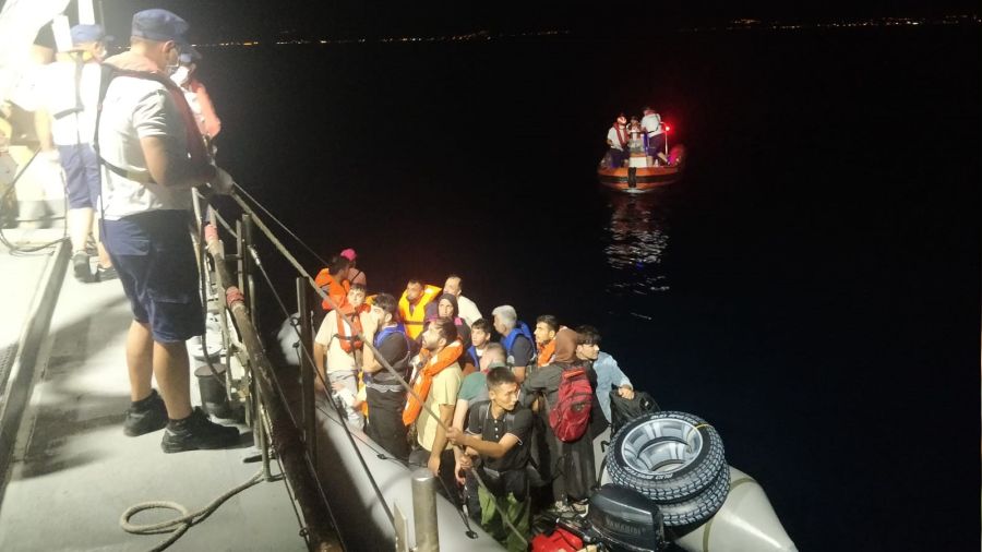 Sahil Güvenlik denizden göçmen topluyor