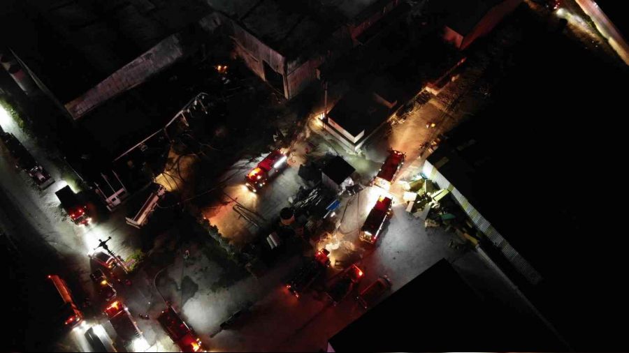 Sakarya'da sünger fabrikası yangını kontrol altında