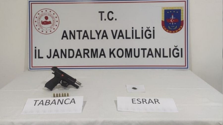 Sigara paketinin üzerine ayağıyla basınca yakayı ele verdi