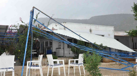 Silifke'de hortum tekneleri batrd, aalar kknden skt, atlar uurdu