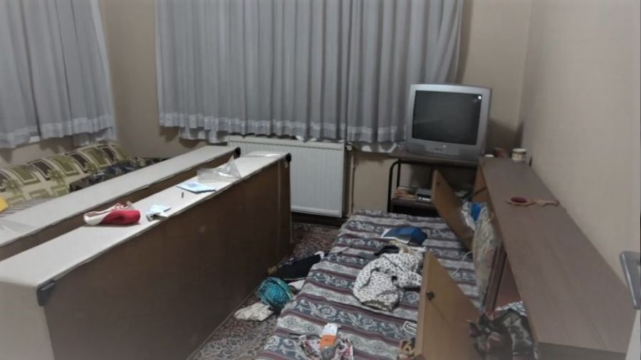 Soydukları evi otel gibi kullandılar