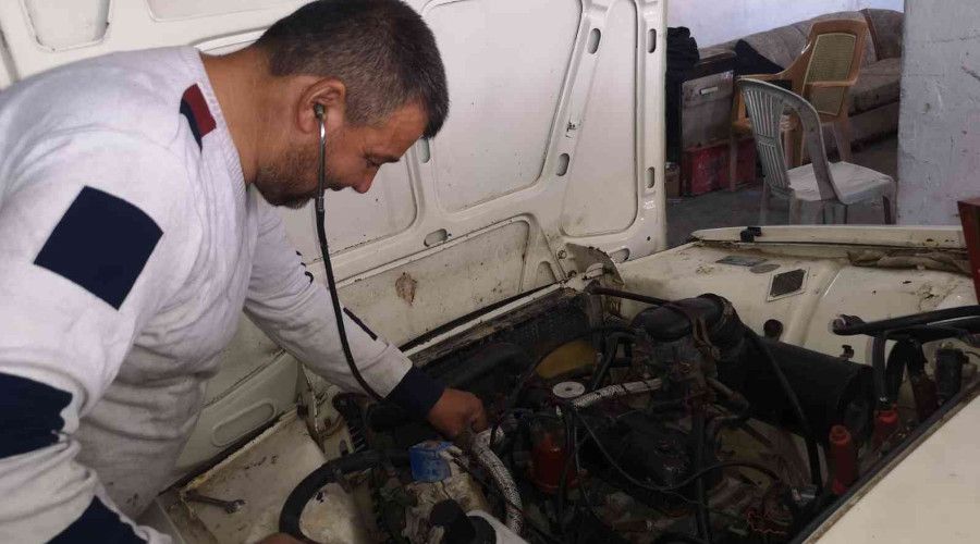 Stetoskoplu oto tamircisi görenleri hayrete düşürüyor