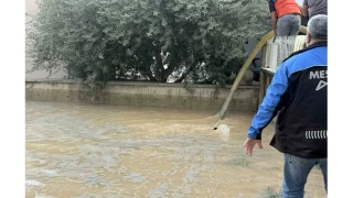 Su borusu patladı: Site bahçeleri suya gömüldü