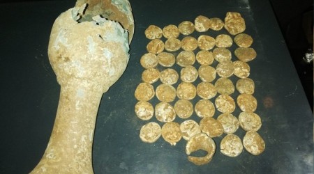Su hattı kazısında bir küp sikke bulundu