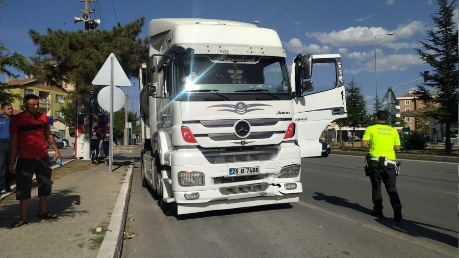 Sungurlu'da tır otomobile çarptı: 4 yaralı