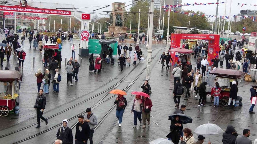 Taksim'de yağmur zor anlar yaşattı