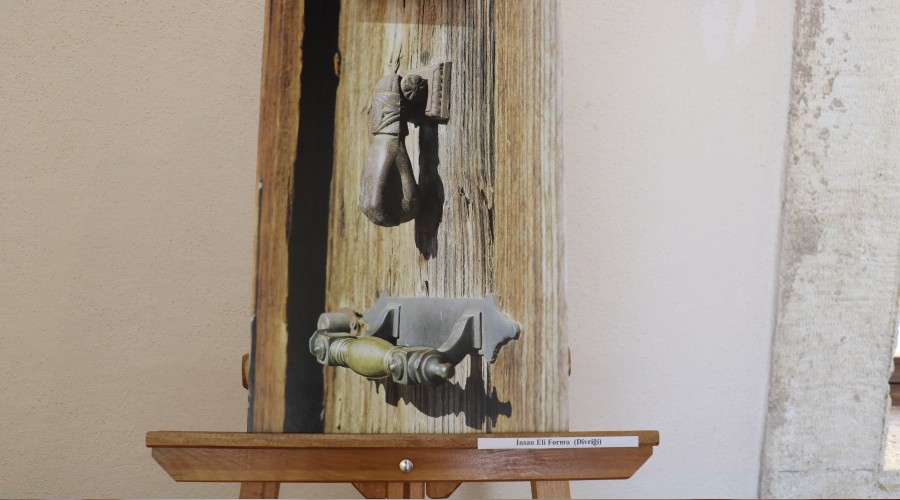 Tarihî kapı tokmakları sergide