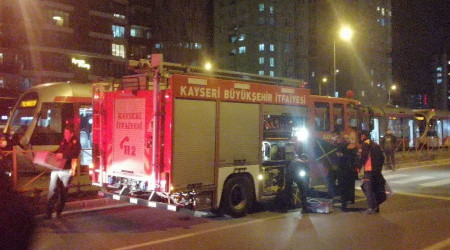 Tramvayın altında can pazarı