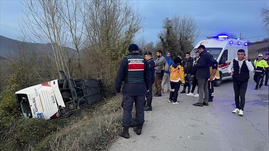 Yolcu otobsnn devrildi: 40 yaral 