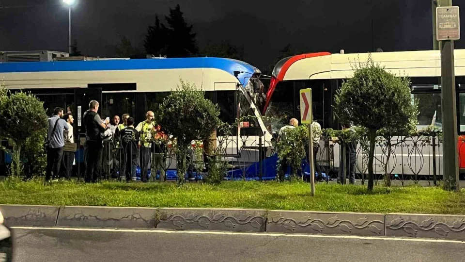 Zeytinburnu'nda iki tramvay çarpıştı: 9 yaralı