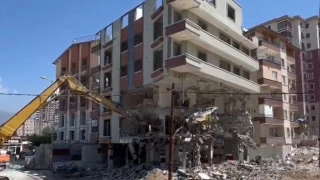 6 katlı bina iş makinesinin darbesiyle yerle bir oldu