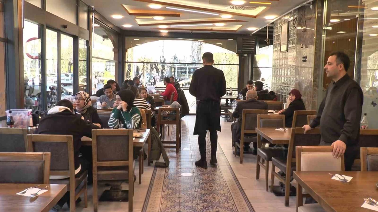 60 yıllık usta 10 torunuyla binlerce kişiyi ağırlıyor