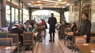 60 yıllık usta 10 torunuyla binlerce kişiyi ağırlıyor