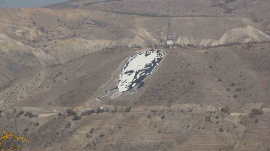 600 ton taşla yapılan ve uzaydan görülebilen Atatürk portresi yenilendi