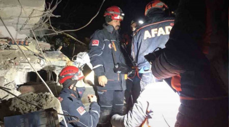 Adıyaman'da enkazdan iki kadın sağ çıkarıldı