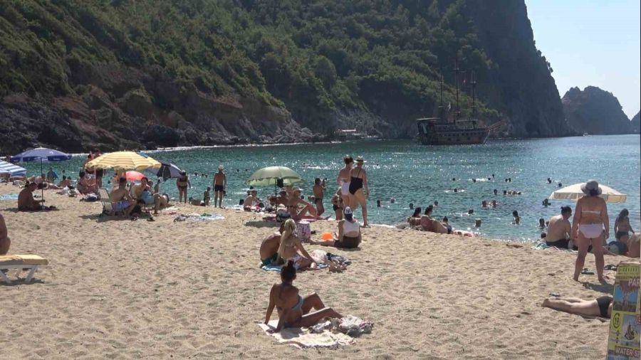 Alanya'da ekim aynda deniz keyfi sryor