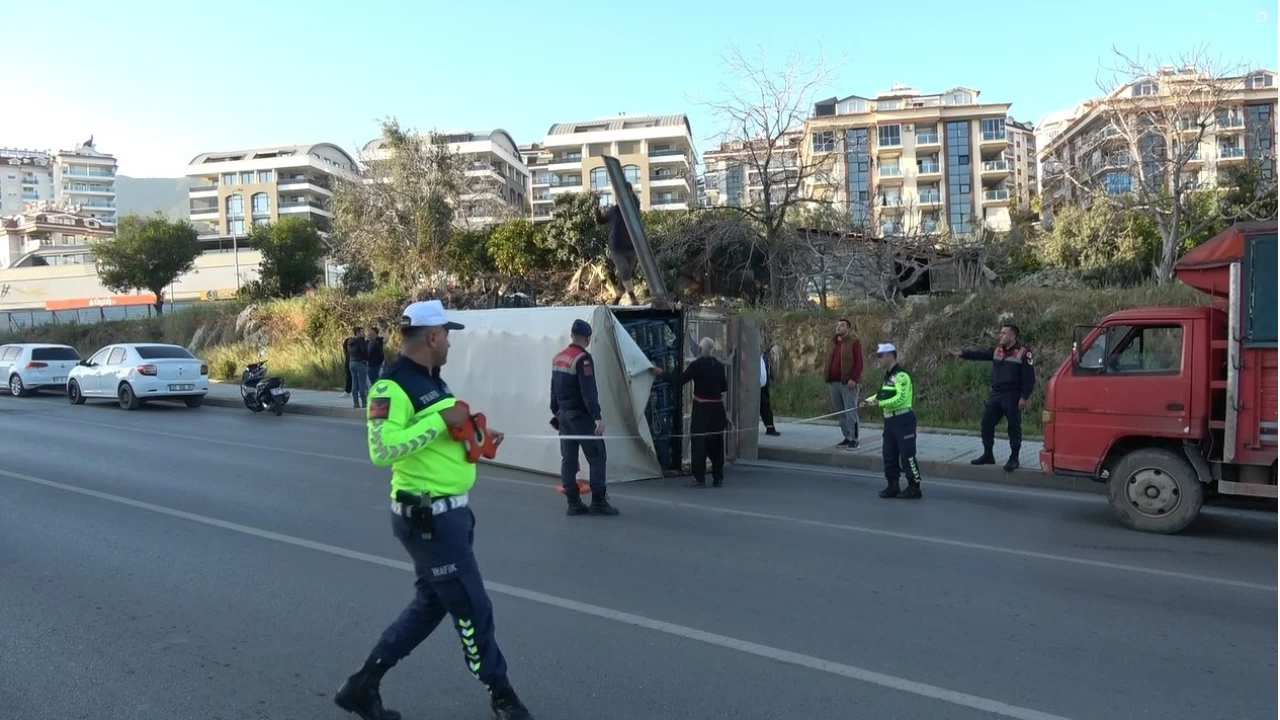 Alanya'da muz ykl kamyonet devrildi