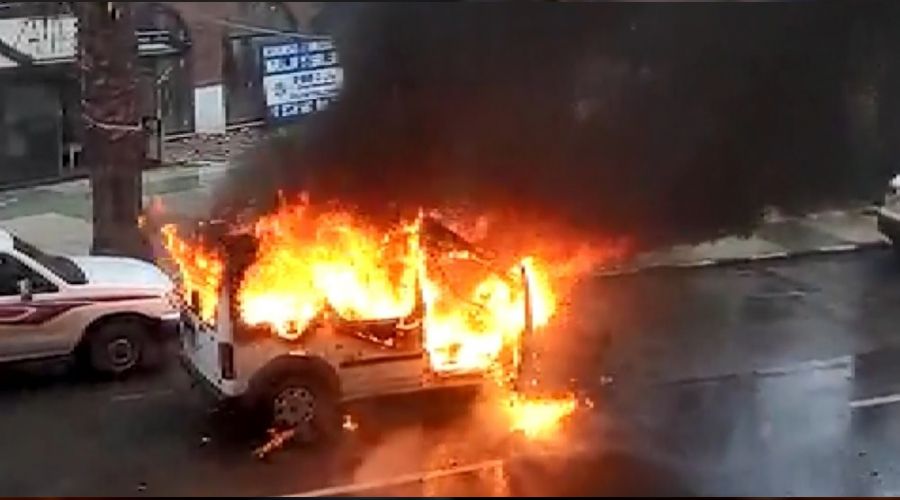 Alevlere teslim olan araç 3 dakikada küle döndü