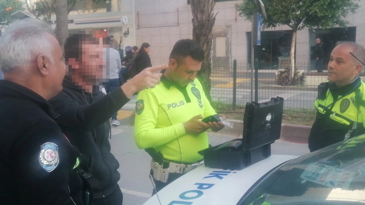 Alkolmetreyi üflemeyi reddetti, 'Eşim üflesin' dedi