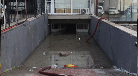 Ankara'da iş yerlerini su bastı