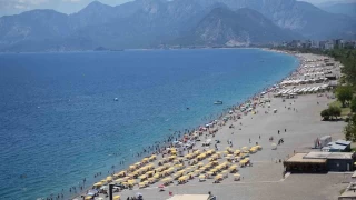 Antalya Konyaaltı sahili tık tıklım