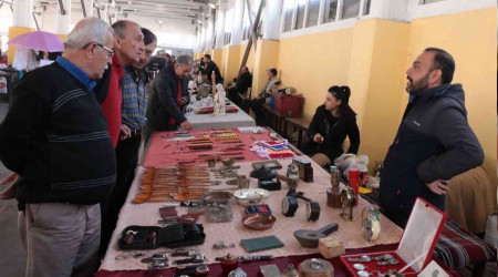 Antika Pazarı'nda ürünler yoğun ilgi görüyor