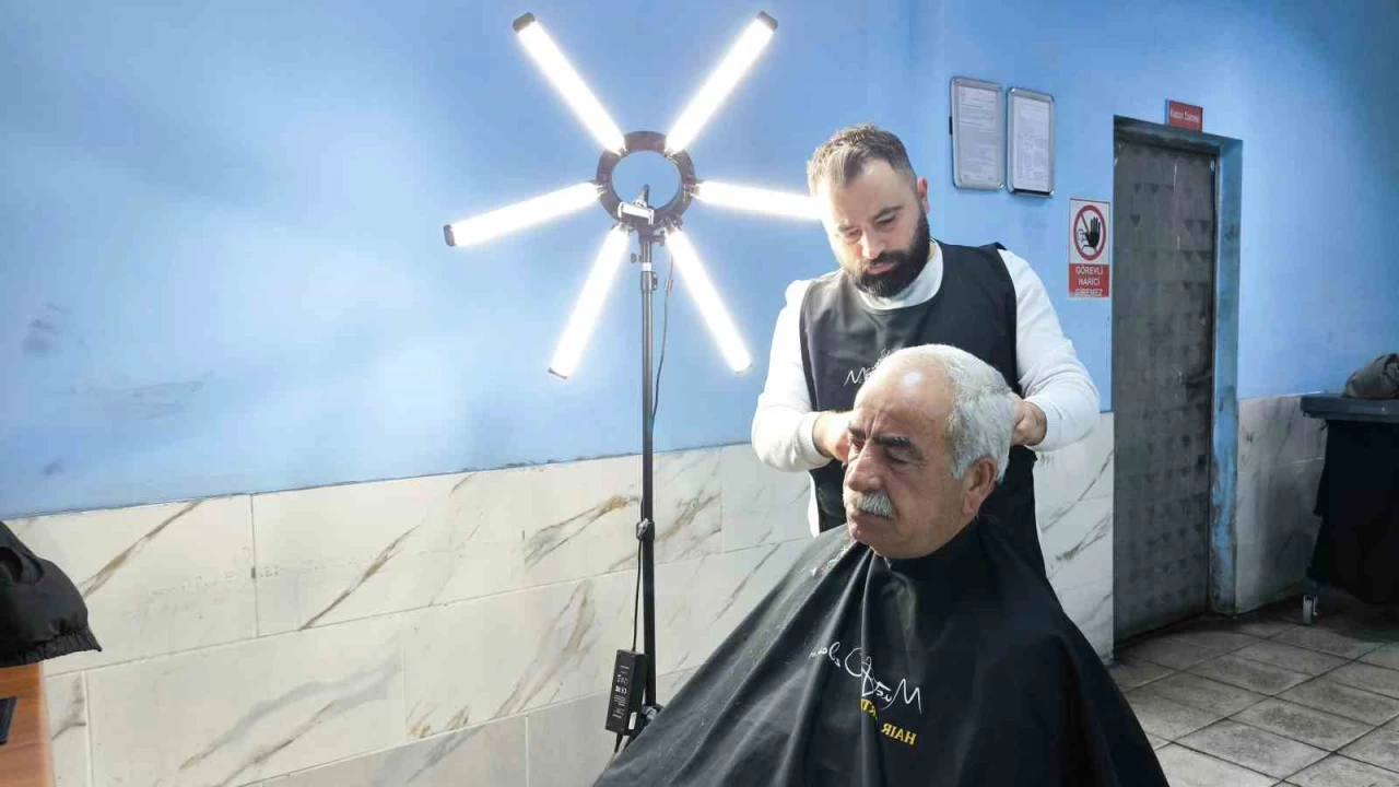 Artvinli genç kuaförden örnek davranış