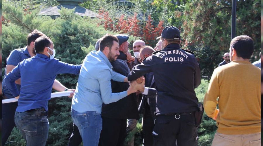 Aşı karşıtlarının mitinginde polise yumruk