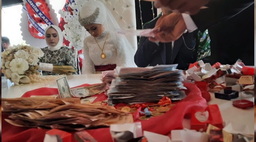 Aşiret düğününde altınlar havada uçtu