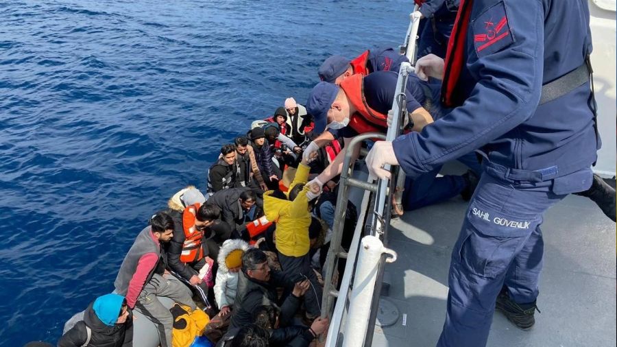 Ayvacık açıklarında 35 göçmen yakalandı