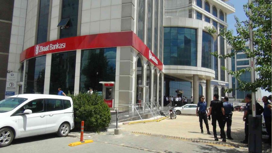 Banka önündeki çanta paniğe neden oldu