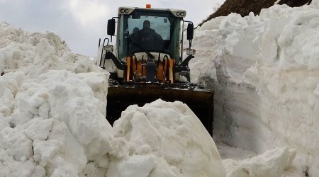 Batıda bahar Muş'ta karla mücadele