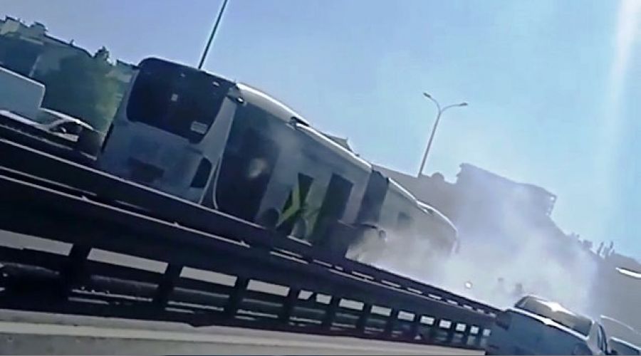 Beylikdüzü'nde metrobüste korkutan yangın