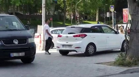 Beyoğlu'nda 'değnekçi' suçüstü yakaladı